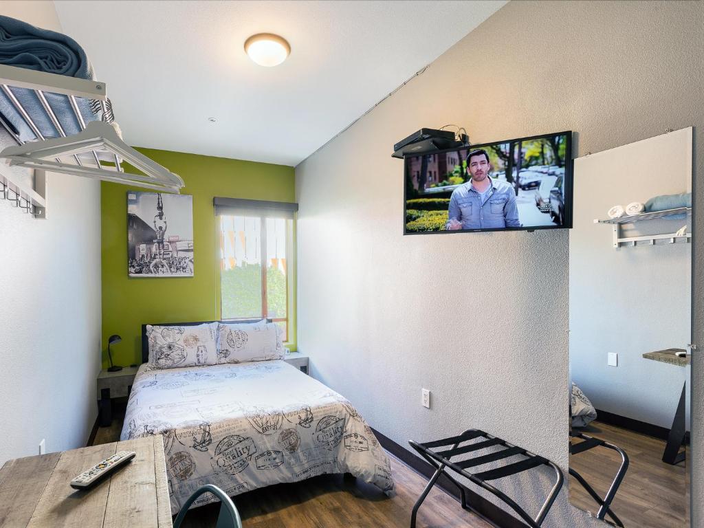 TV a/nebo společenská místnost v ubytování HI Los Angeles Santa Monica Hostel