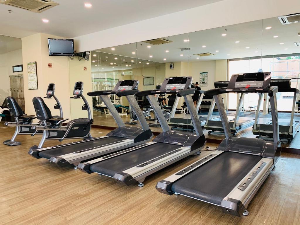 ein Fitnessstudio mit Laufbändern und Crosstrainern in der Unterkunft KL Service Suites at Times Square KL in Kuala Lumpur