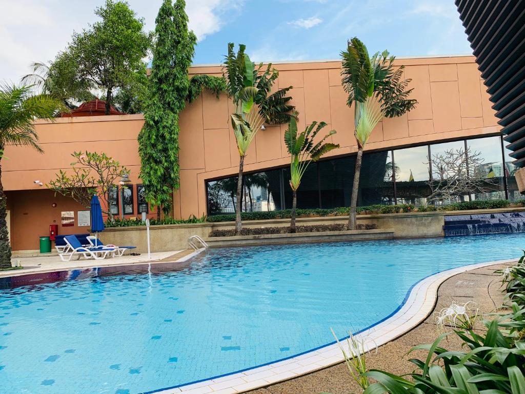 Der Swimmingpool an oder in der Nähe von KL Service Suites at Times Square KL