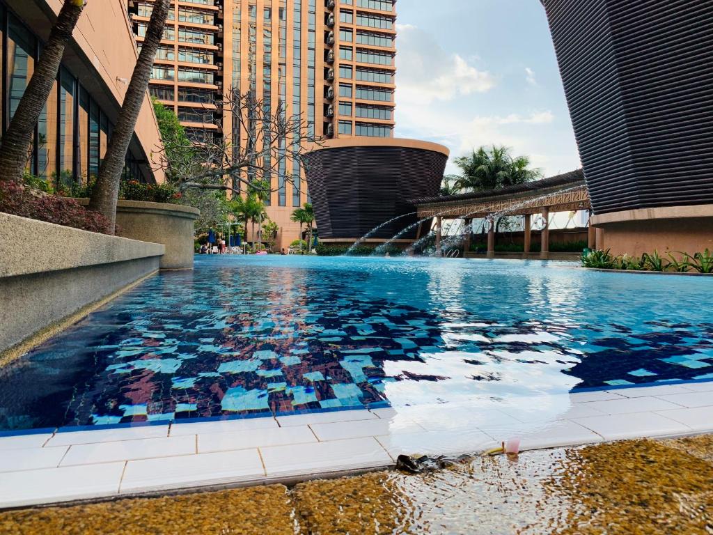 Der Swimmingpool an oder in der Nähe von KL Service Suites at Times Square KL