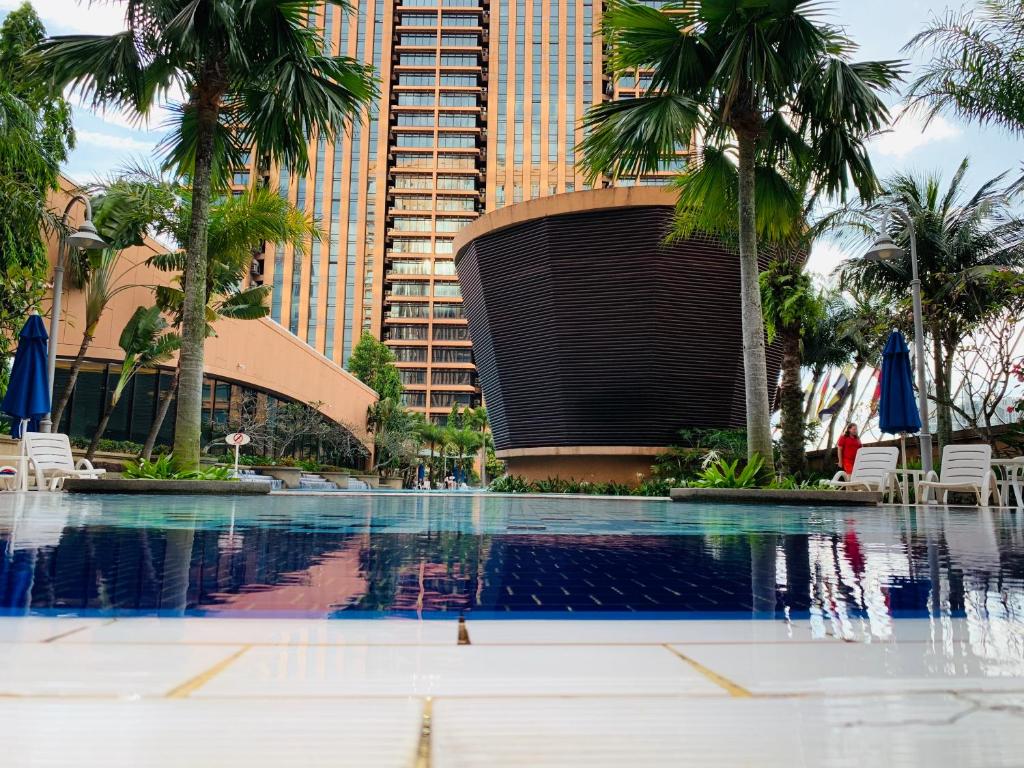 Der Swimmingpool an oder in der Nähe von KL Service Suites at Times Square KL