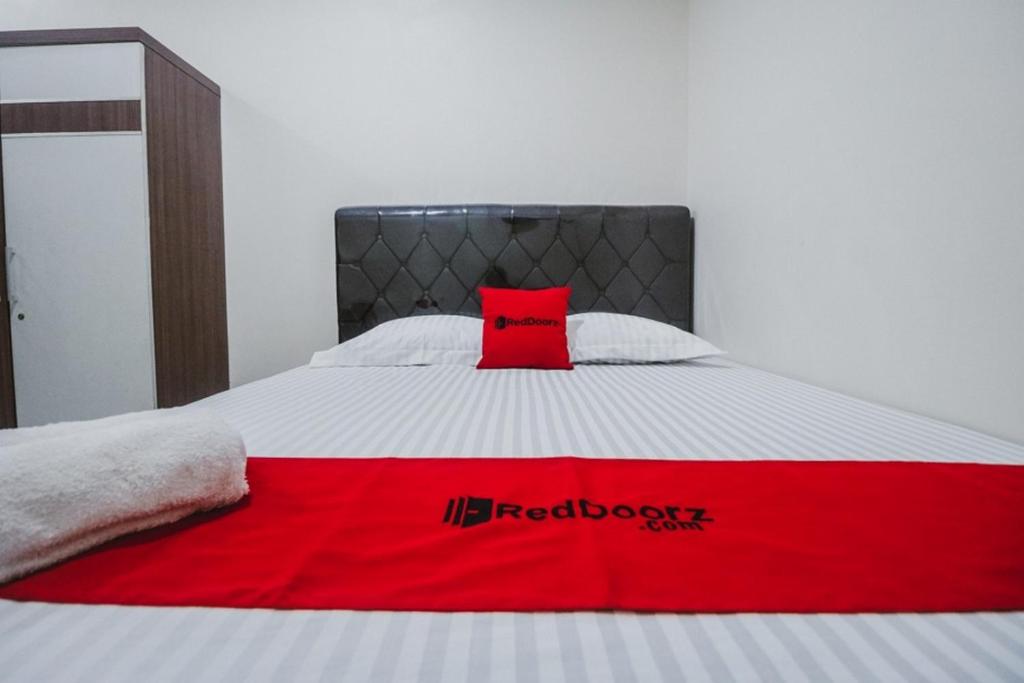 Ένα ή περισσότερα κρεβάτια σε δωμάτιο στο RedDoorz Plus near Semanggi