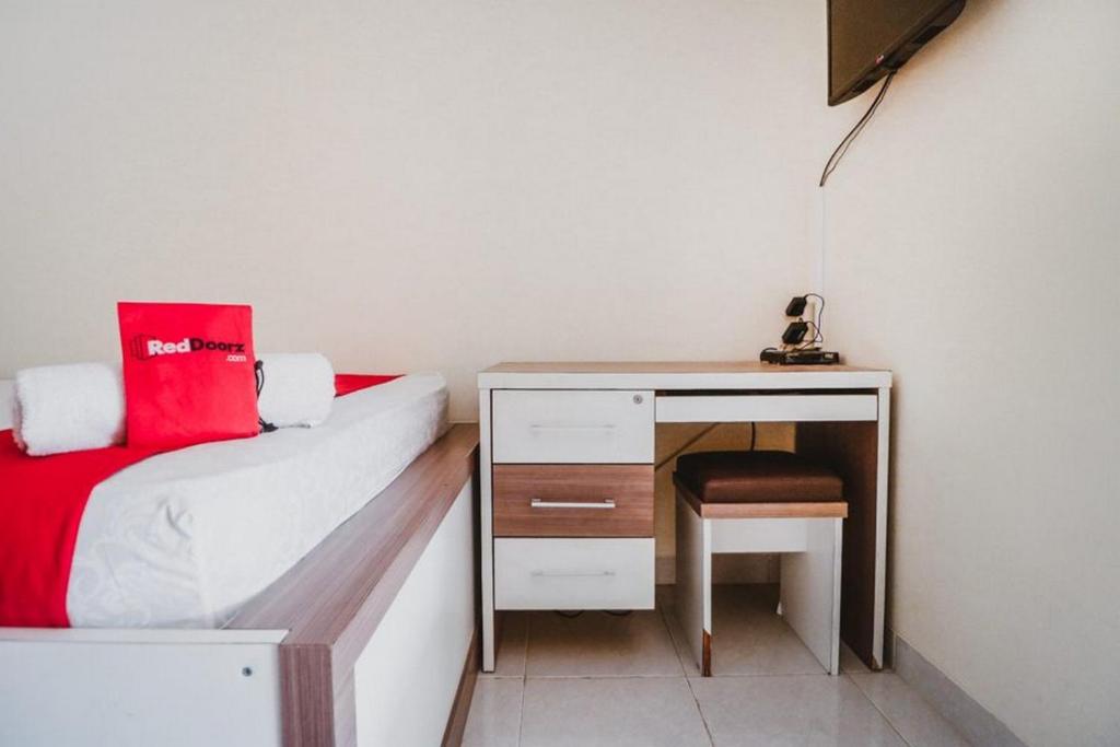 Ένα ή περισσότερα κρεβάτια σε δωμάτιο στο RedDoorz Plus near Semanggi