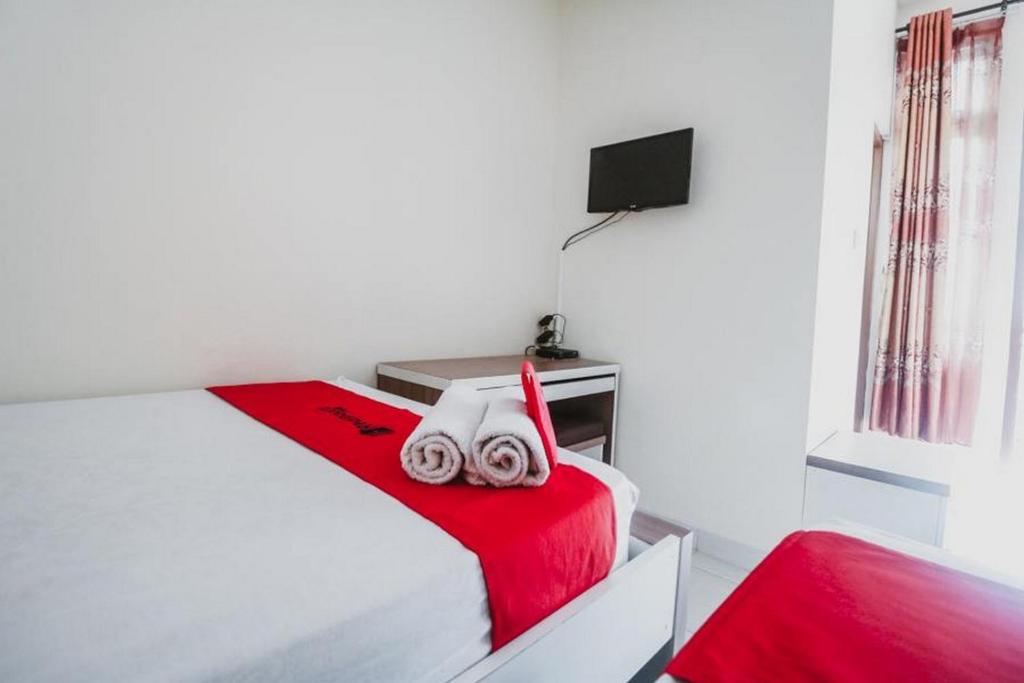 Ένα ή περισσότερα κρεβάτια σε δωμάτιο στο RedDoorz Plus near Semanggi