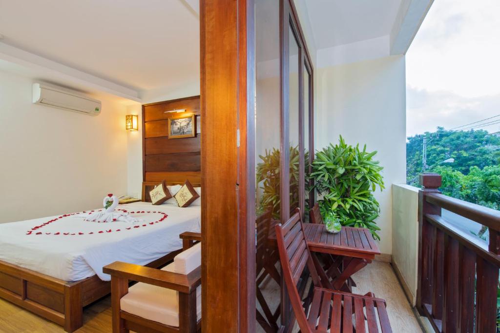 Postel nebo postele na pokoji v ubytování Kiman Hoi An Hotel