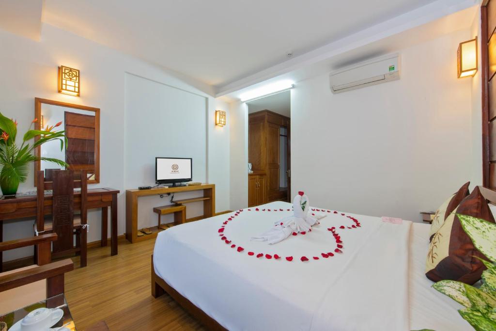 TV a/nebo společenská místnost v ubytování Kiman Hoi An Hotel