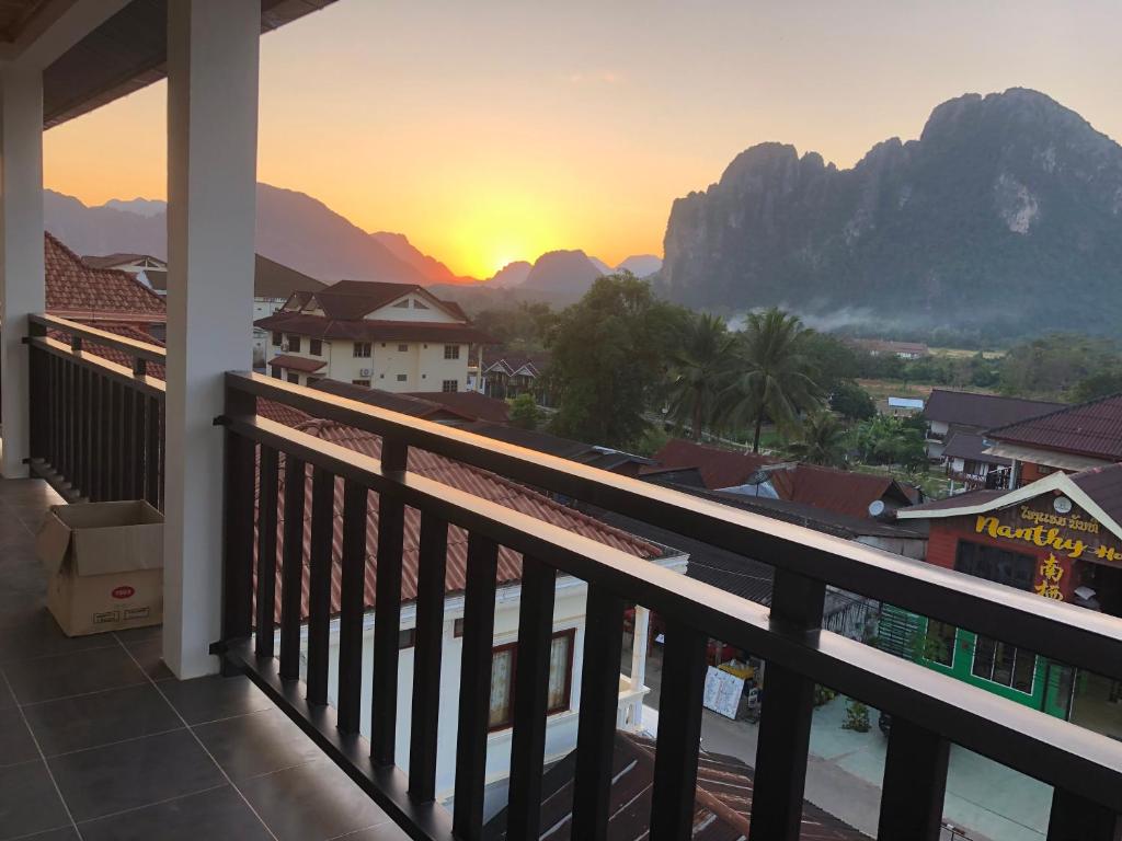 Jasmine Vangvieng Hotel - Twin Room With Mountain View