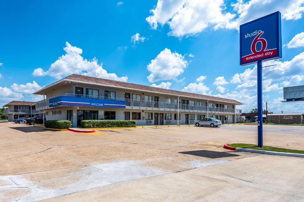 Studio 6-Monroe, LA - Hwy 165 - Housity