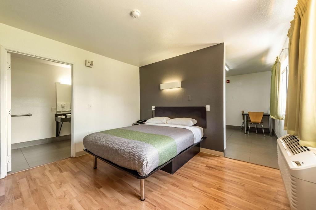 Studio 6-Monroe, LA - Hwy 165 - Deluxe Queen Room - Niet -roken