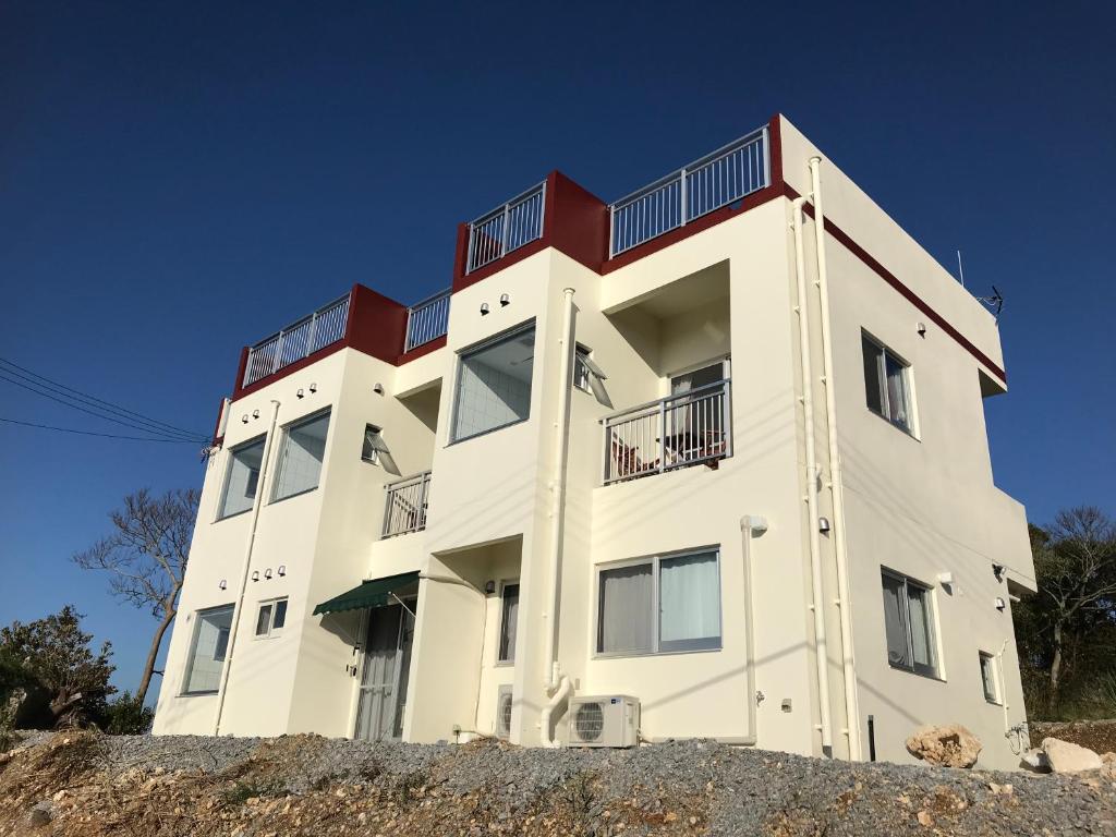 今帰仁村にあるシーブリーズ古宇利の高台白い建物