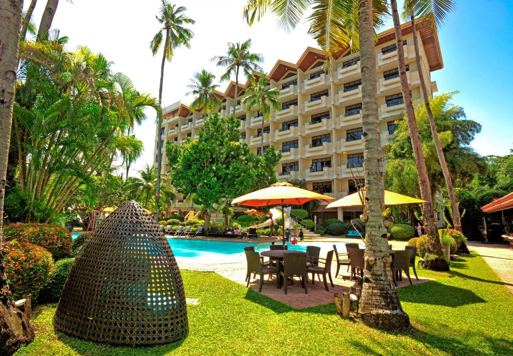 Bazén v ubytování Costabella Tropical Beach Hotel nebo v jeho okolí