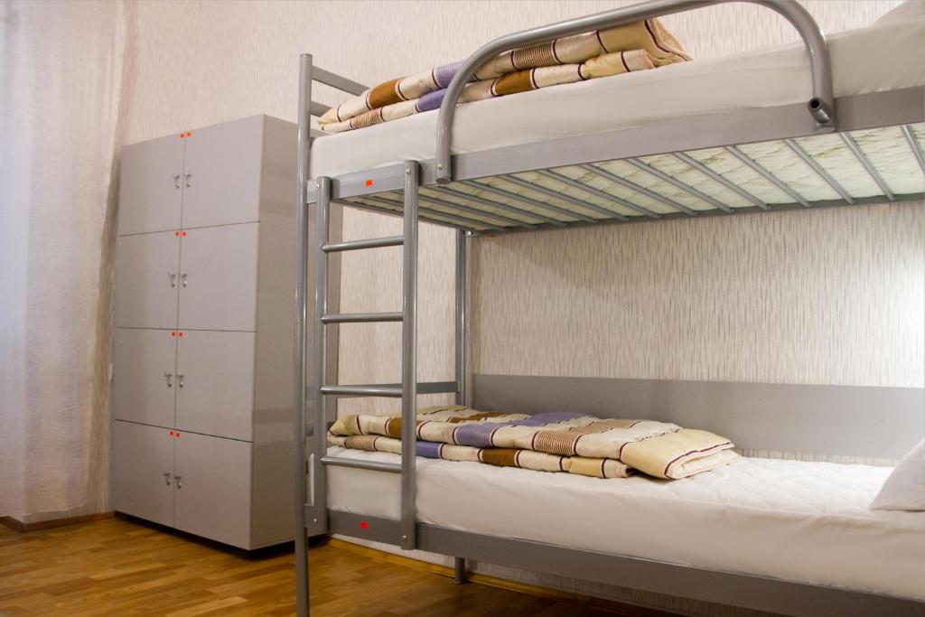 Двох'ярусне ліжко або двоярусні ліжка в номері Хостел и Апартаменты Друзья