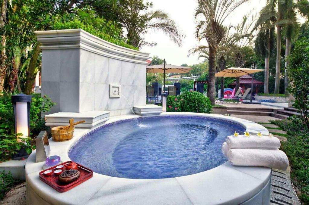 Bazén v ubytování Good View Hotel Tangxia - 15 mins drive from Dongguan South Railway Station nebo v jeho okolí