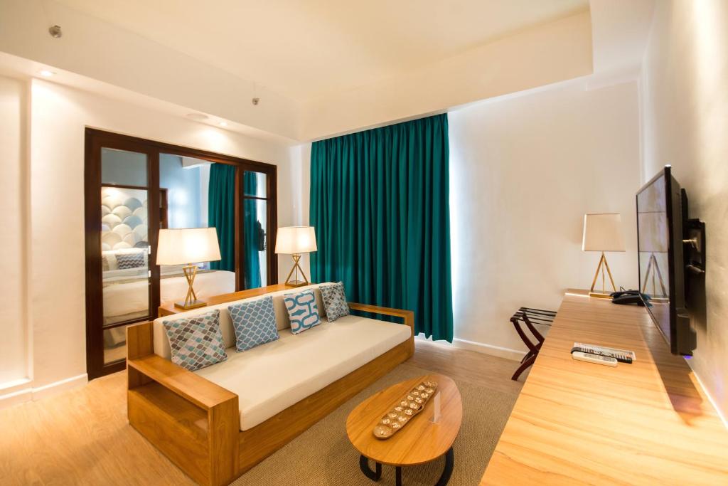 Televiisor ja/või meelelahutuskeskus majutusasutuses Ferra Hotel and Garden Suites