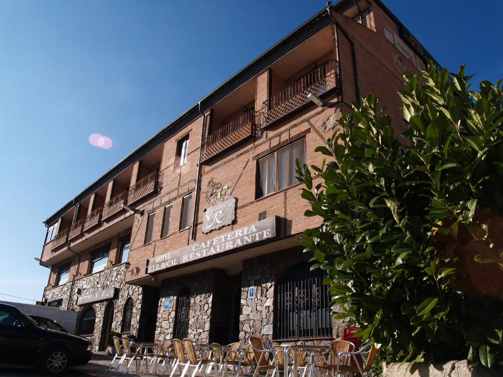 un edificio con mesas y sillas delante de él en Hotel Rural El Rocal, en Ledesma