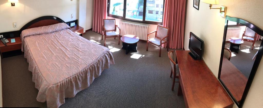 Postel nebo postele na pokoji v ubytování Hotel Roc Del Castell