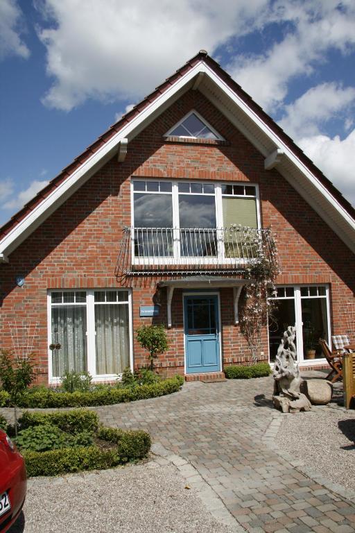 een bakstenen huis met een balkon erop bij Ferienwohnung Klabautermann in Putbus