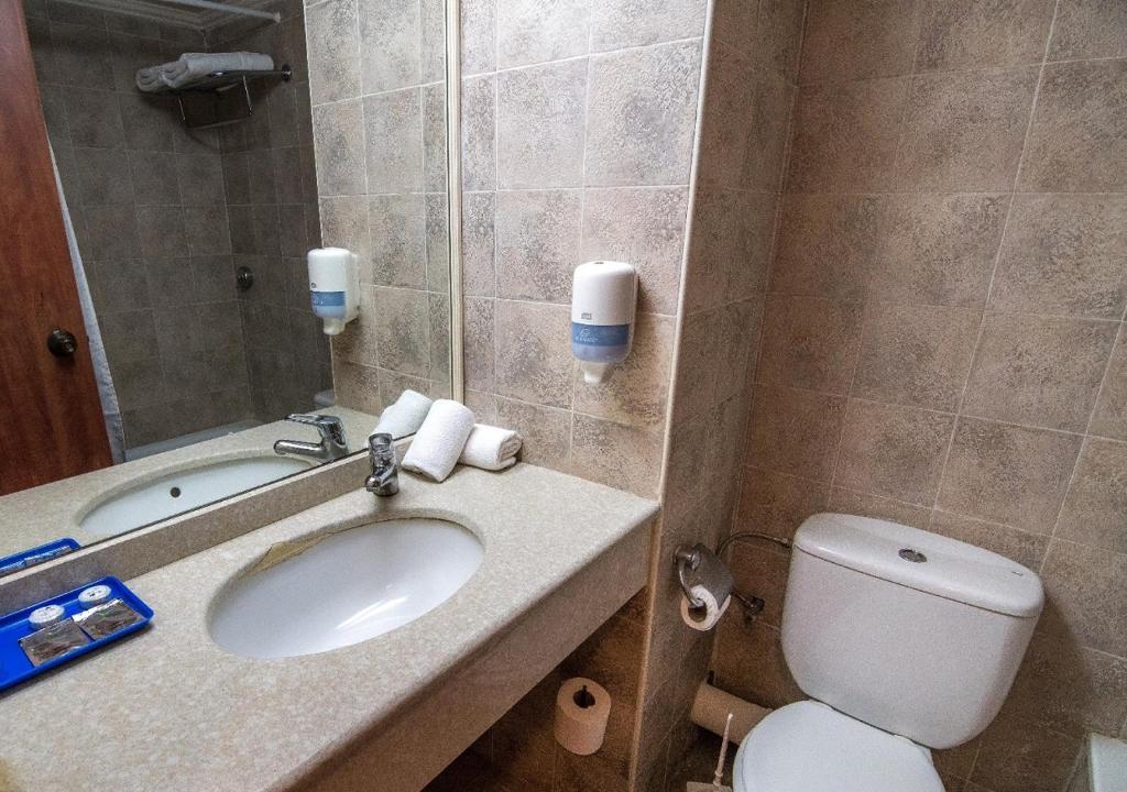 Koupelna v ubytování Inbar Hotel