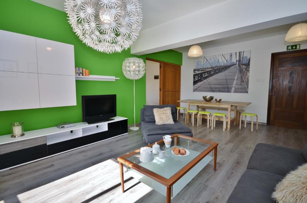 - un salon avec un canapé et une table dans l'établissement City Living Suite TK 1 Rm 1, à San Ġiljan