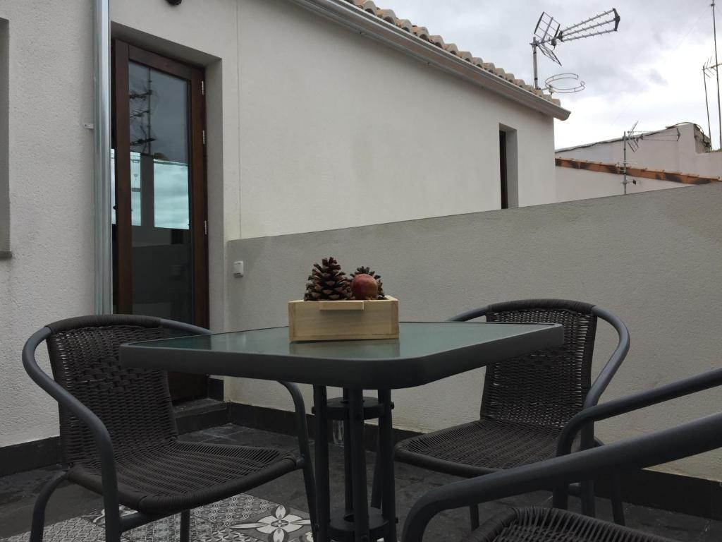 un tavolo e sedie su un patio con cactus di Ático. Centro. Penthouse a Granada