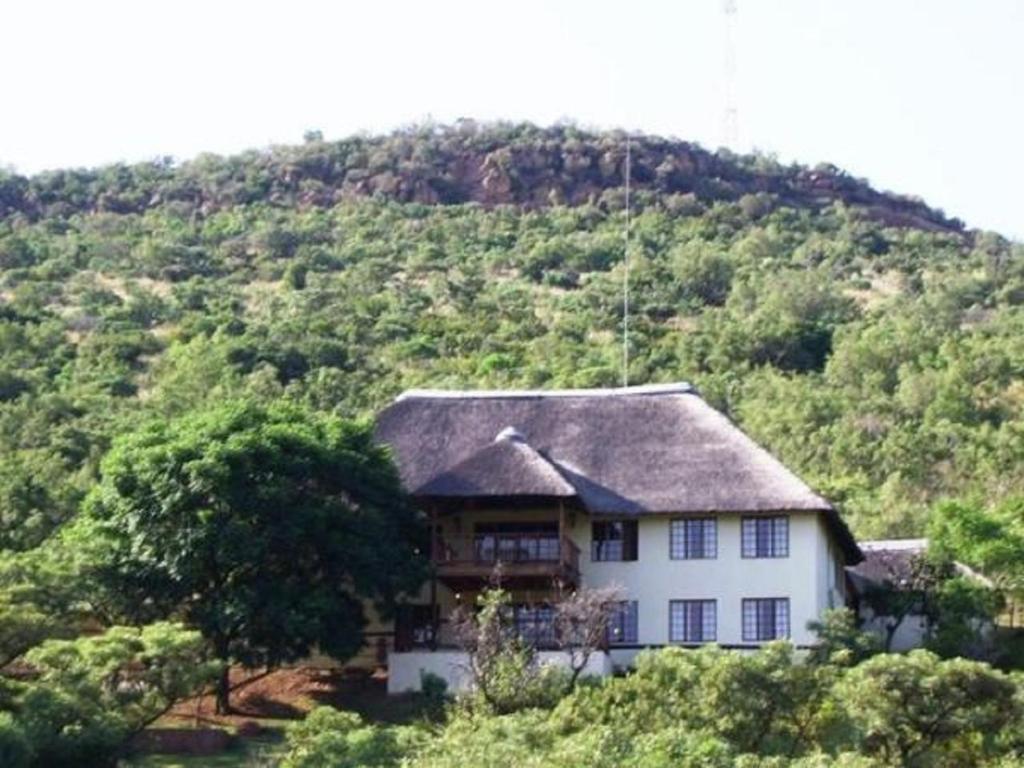 una casa en medio de una montaña en Lodge Lucanus en Bela-Bela