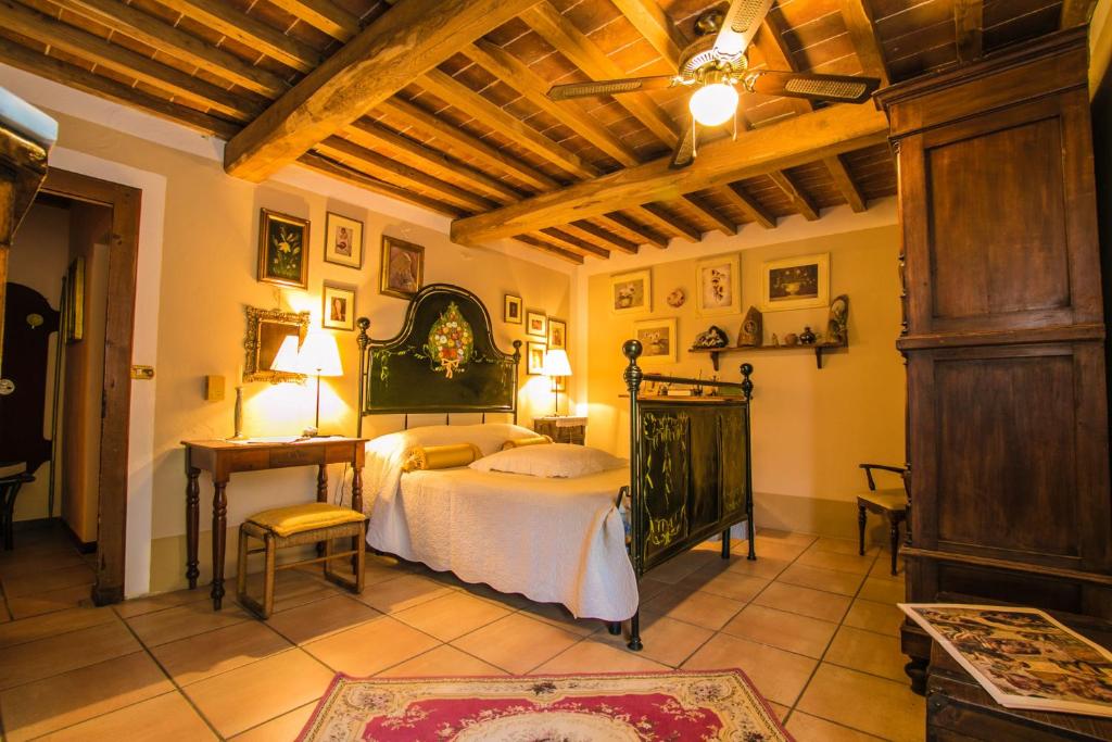 A bed or beds in a room at Podere Biagio
