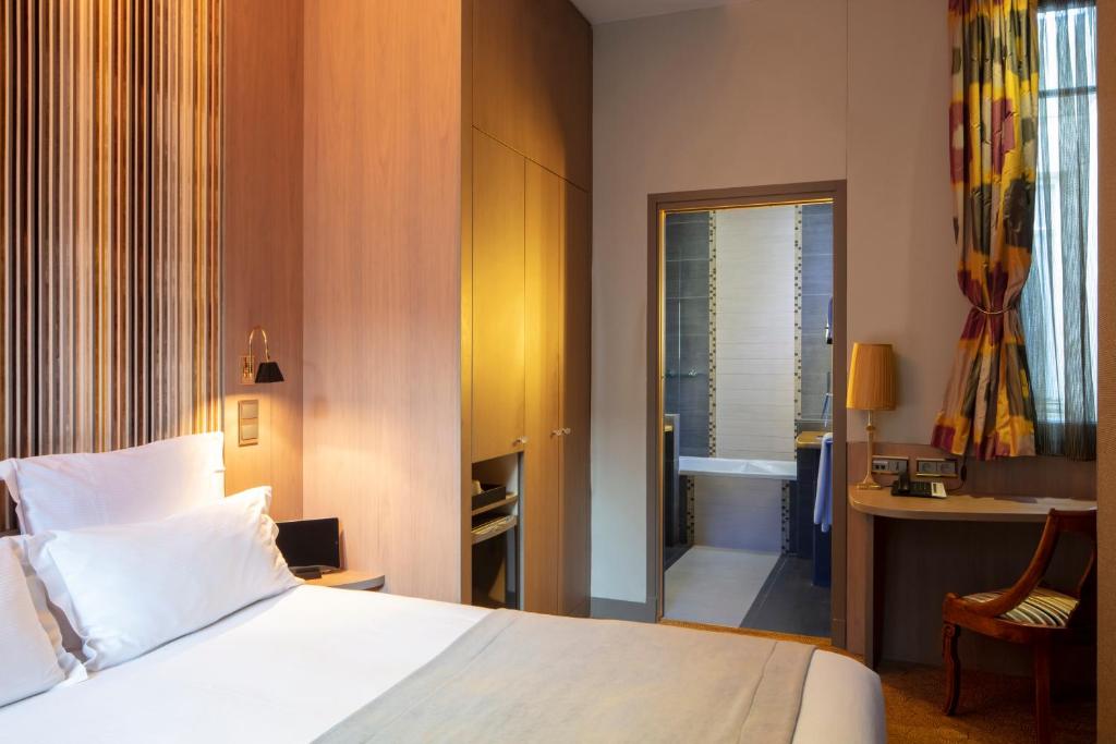 Postel nebo postele na pokoji v ubytování Hôtel Regent's Garden - Astotel