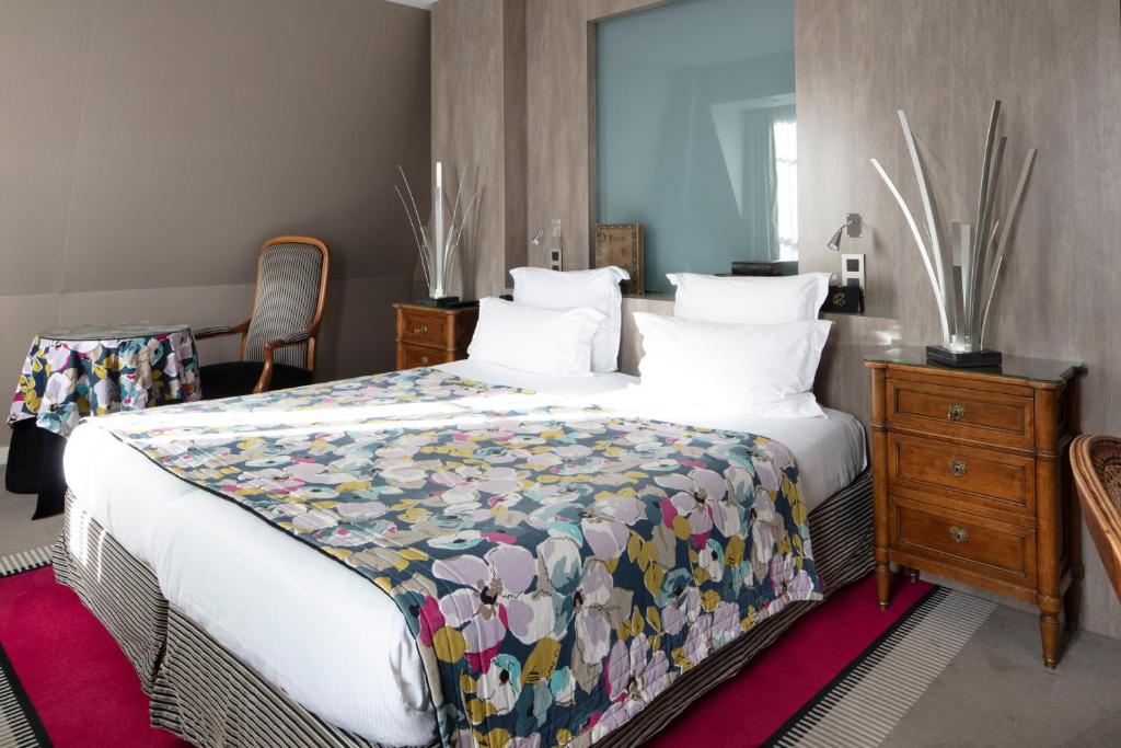 Postel nebo postele na pokoji v ubytování Hôtel Regent's Garden - Astotel