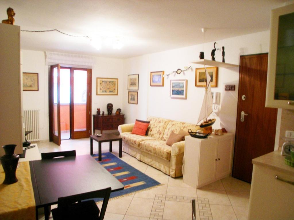 ein Wohnzimmer mit einem Sofa und einem Tisch in der Unterkunft Residence Gloria in Grado