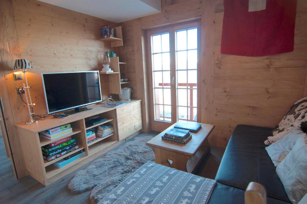 TV a/nebo společenská místnost v ubytování Chalet Riquet - Ski/in-out - Jacuzzi