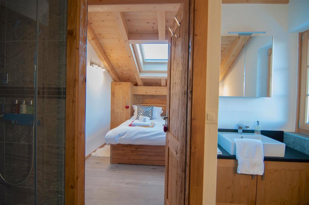 Postel nebo postele na pokoji v ubytování Chalet Riquet - Ski/in-out - Jacuzzi
