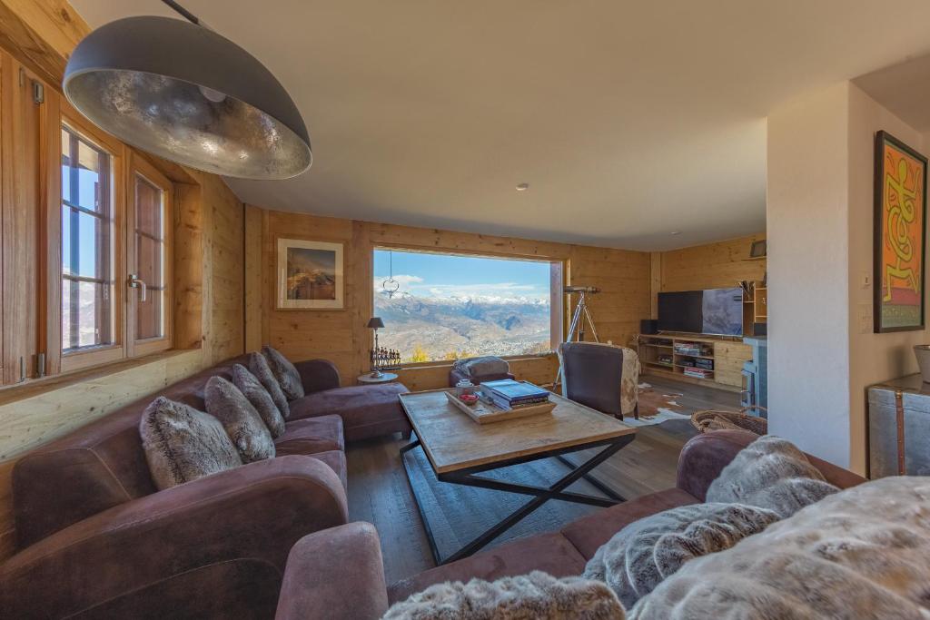 TV a/nebo společenská místnost v ubytování Chalet Riquet - Ski/in-out - Jacuzzi