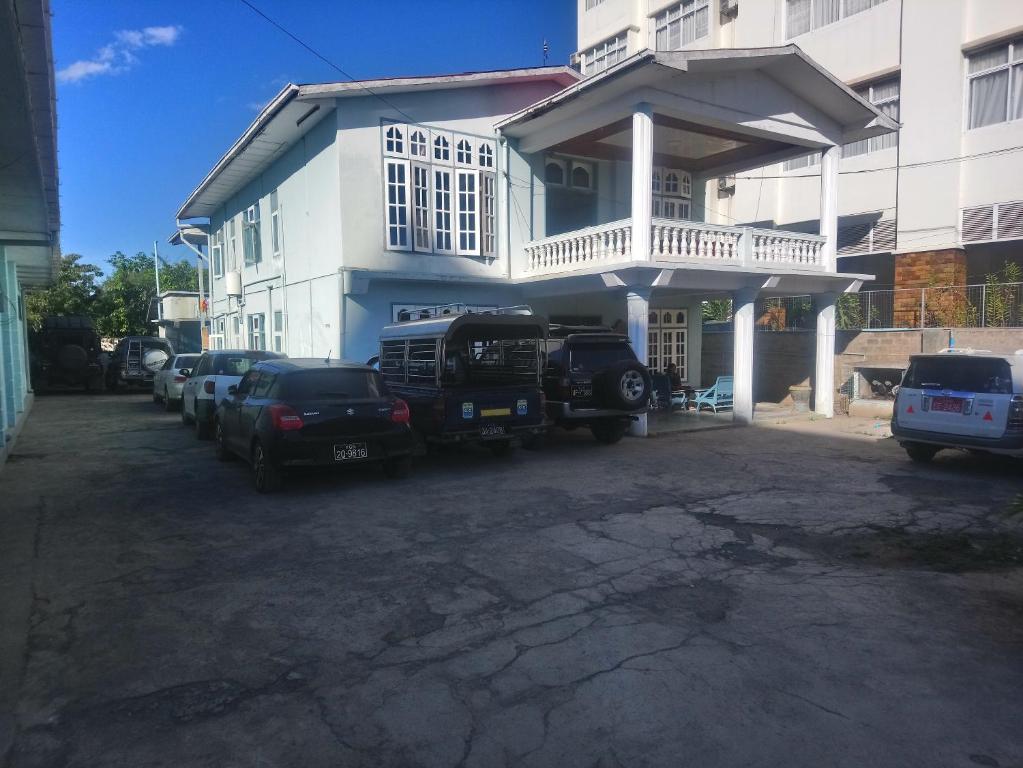 een vrachtwagen geparkeerd voor een huis bij Diamond Star Guest House in Nyaung Shwe