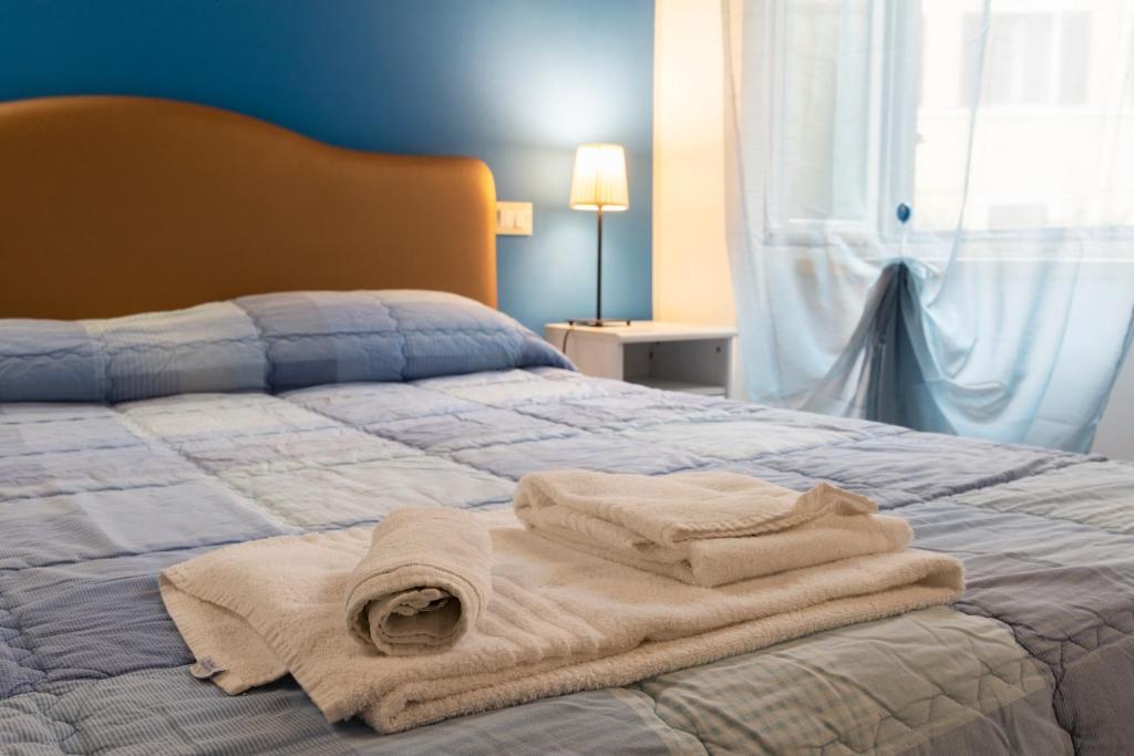 ein Bett mit Handtüchern darüber in der Unterkunft Porta Mazzini Affittacamere in Iesi