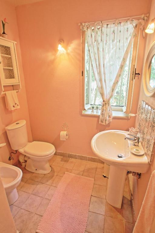 Kúpeľňa v ubytovaní Prasini Luxury Cottage