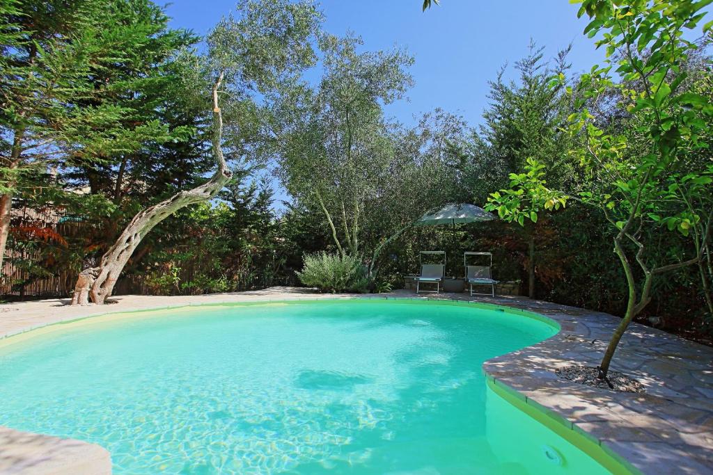Bazén v ubytovaní Prasini Luxury Cottage alebo v jeho blízkosti