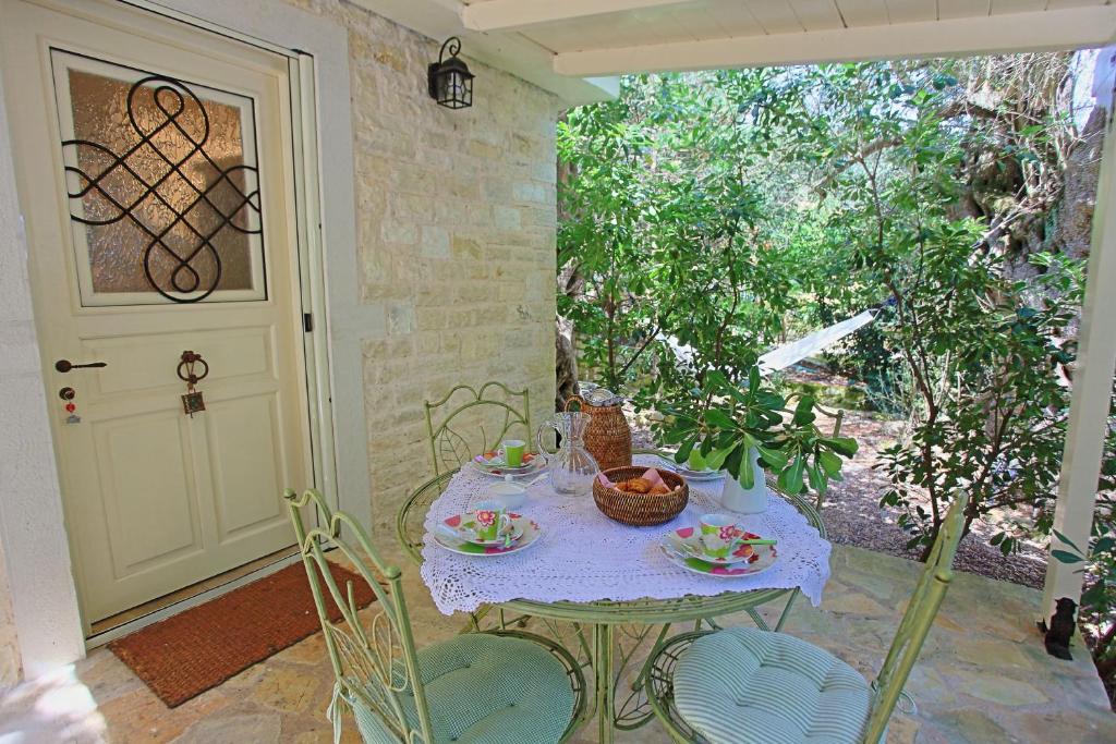 Vonkajšia záhrada v ubytovaní Prasini Luxury Cottage