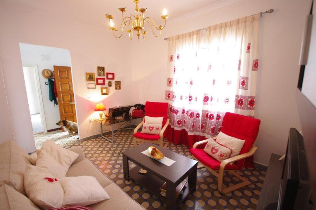 タリファにあるCasa Lepantoのリビングルーム(赤い椅子、ソファ付)