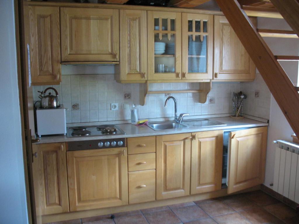 Kuchyň nebo kuchyňský kout v ubytování APARTMAJI STARI KOVAČ