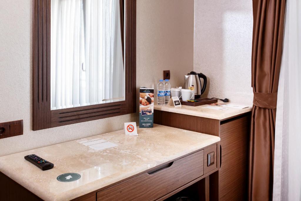 Příslušenství pro přípravu čaje a kávy v ubytování Sera Lake Resort Hotel Spa & Aparts