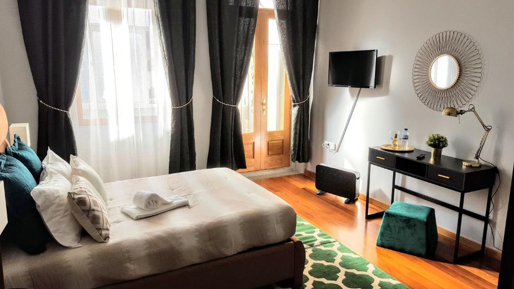 Un dormitorio con una cama con espejo y una ventana. en Cool Guesthouse, en Oporto