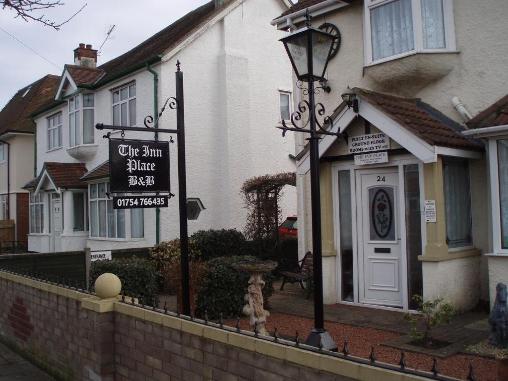 un letrero de la calle frente a una casa en The Inn Place, en Skegness