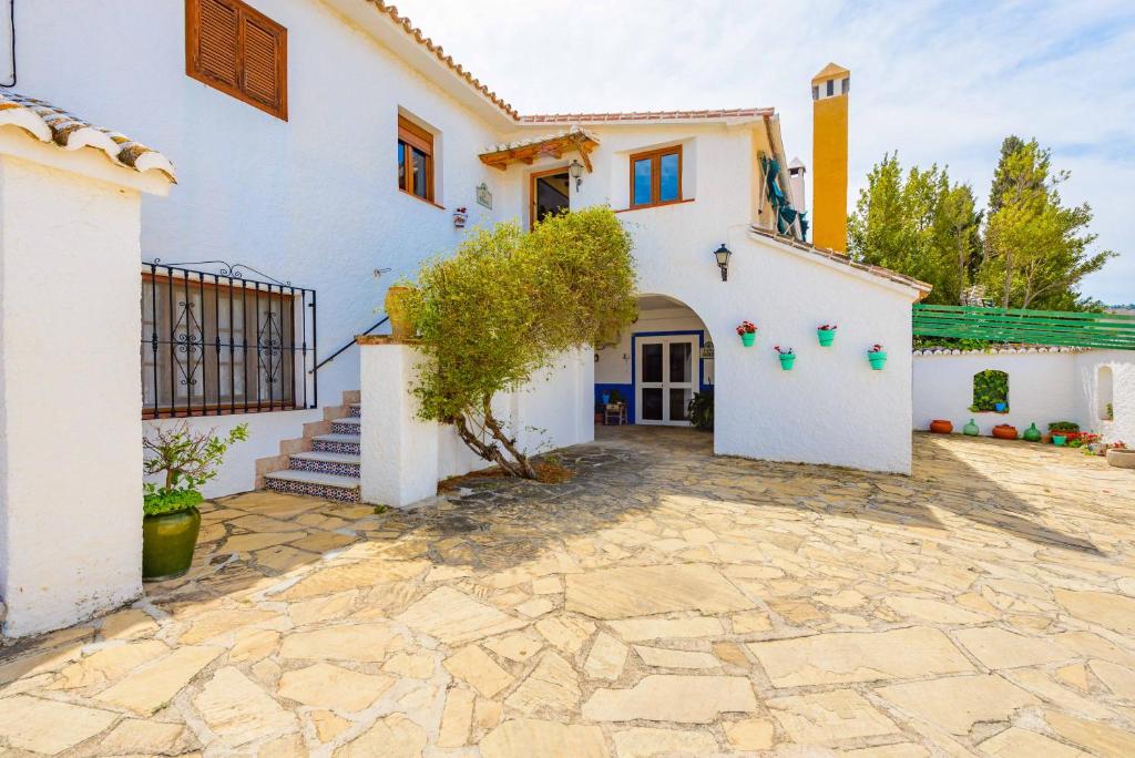 Casa blanca grande con entrada de piedra en Casa Jardín del Olivar con Piscina privada, en Alcaucín