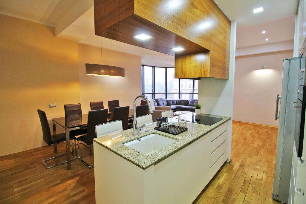 cocina y comedor con mesa y sillas en Luxury Skopje Apartments Premium, en Skopje