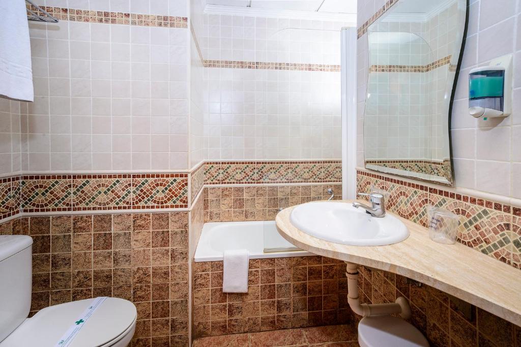 Koupelna v ubytování Hotel Mareny Benidorm