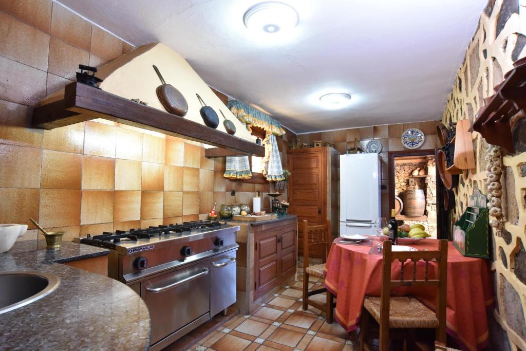 Kuchnia lub aneks kuchenny w obiekcie Casa Rural El Borbullón