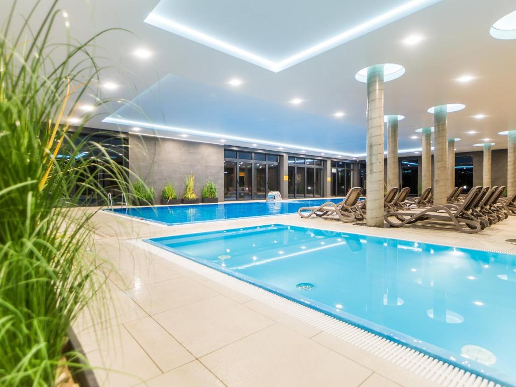 Bazén v ubytovaní Lux Apartment Kołobrzeg Polanki Park alebo v jeho blízkosti