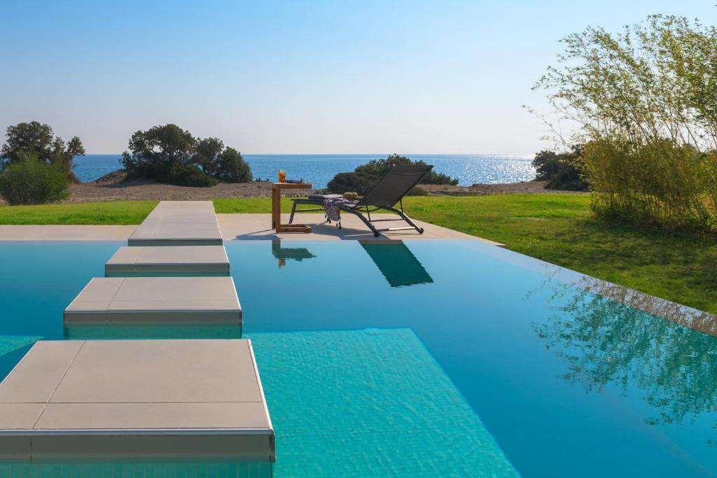 Bazén v ubytovaní Albatross Beach Front Villas alebo v jeho blízkosti