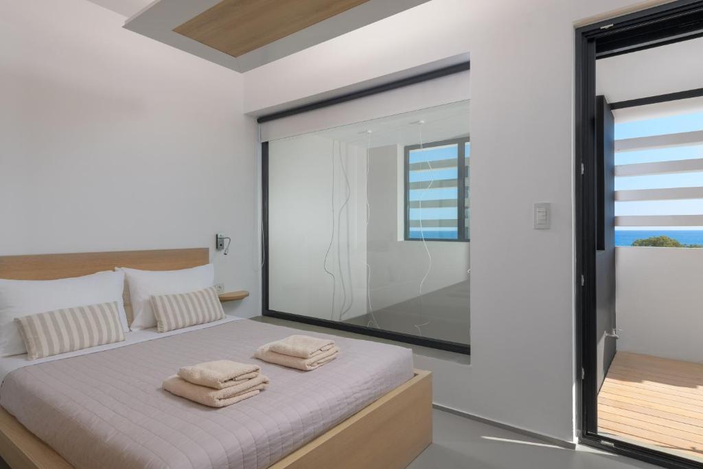 Posteľ alebo postele v izbe v ubytovaní Albatross Beach Front Villas