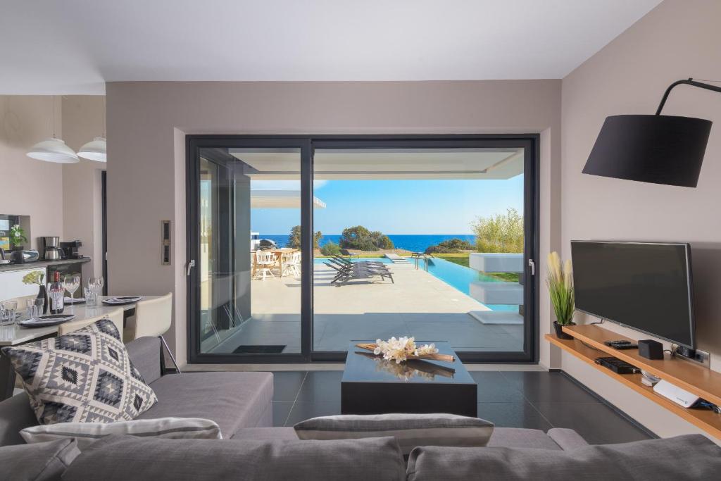 Bazén v ubytovaní Albatross Beach Front Villas alebo v jeho blízkosti